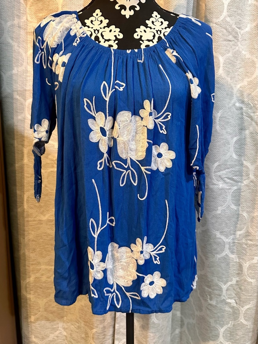 Anthropologie LIV Los Angeles Embroidered Blue Floral Peasant Top size L